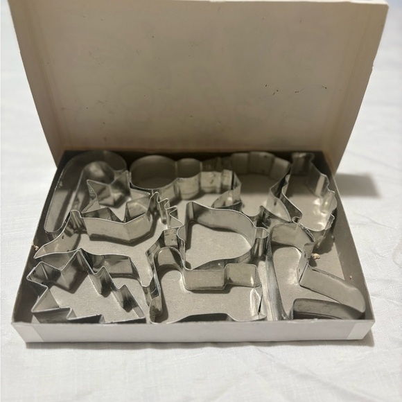 Vintage Christmas Cookie Cutters Set of 10 - Picture 3 of 5